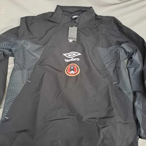 UMBRO GREYSTOKE FOOTBALL CLUB MAXIMUM WINDCHEATER IN BLACK - XL