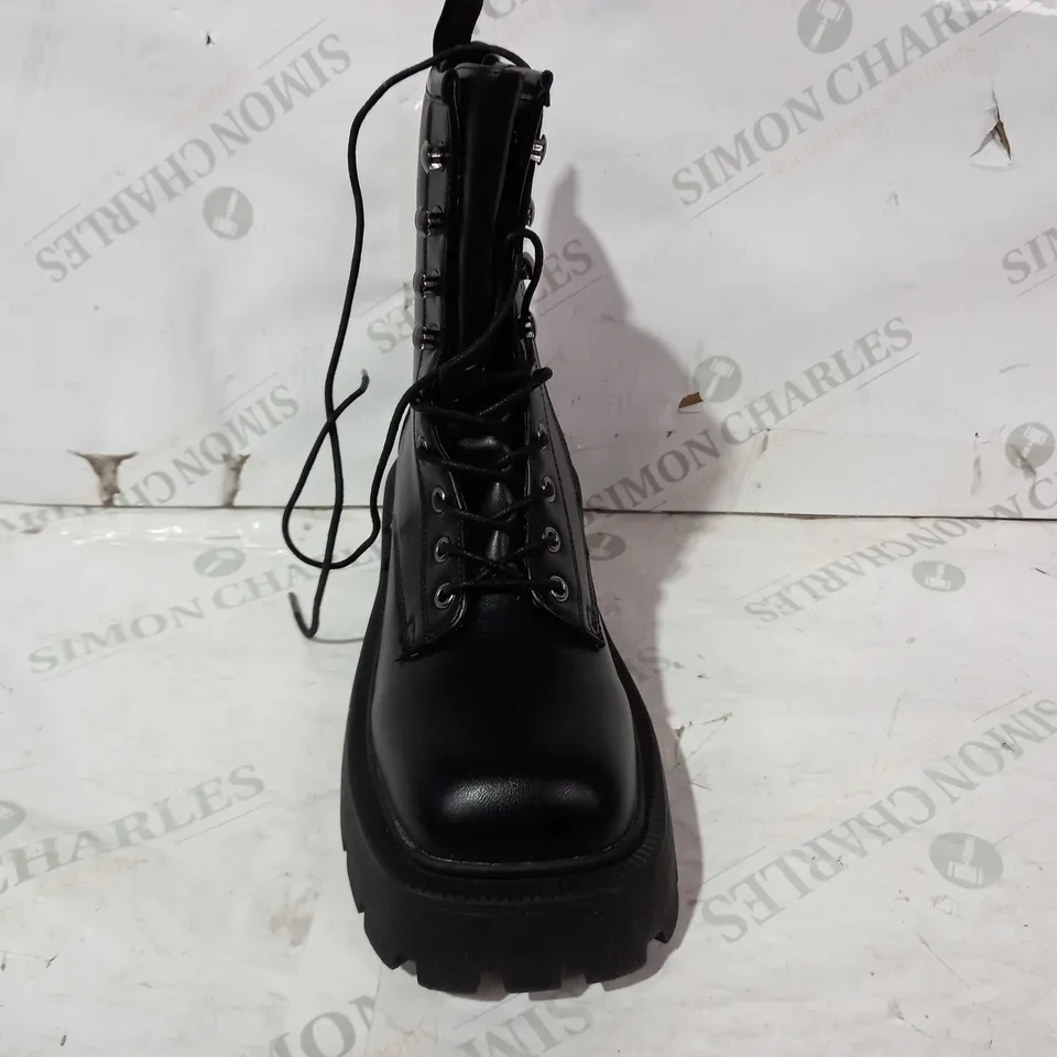 BOXED PAIR OF CUNKY LEATHER BOOTS IN BLACK UK SIZE 5