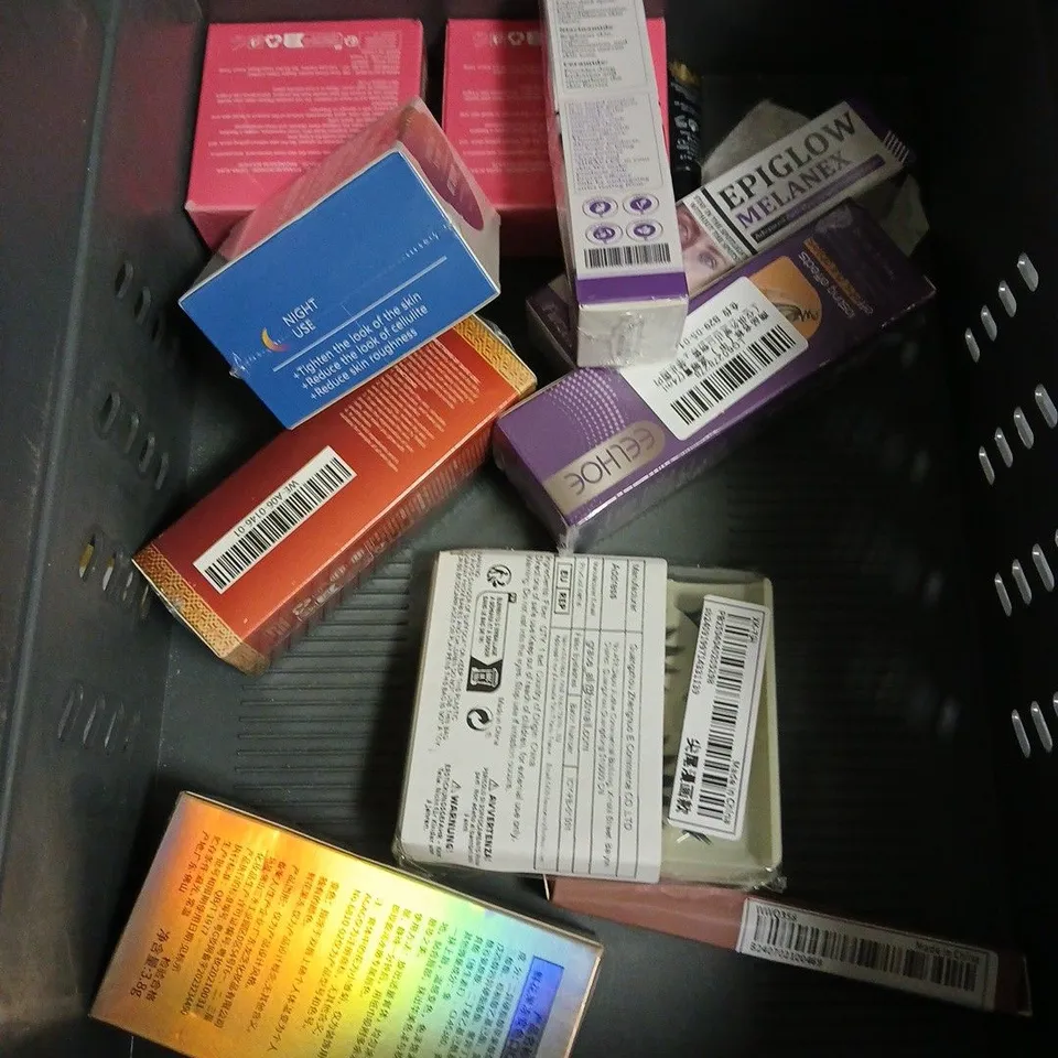 APPROXIMATELY 20 ASSORTED HEALTH & BEAUTY PRODUCTS TO INCLUDE DERMATICA VITAMIN C ASCORBIC ACID, TRESEMME CONDITIONER, LAKERAIN BUTTER BLUSH, ETC 