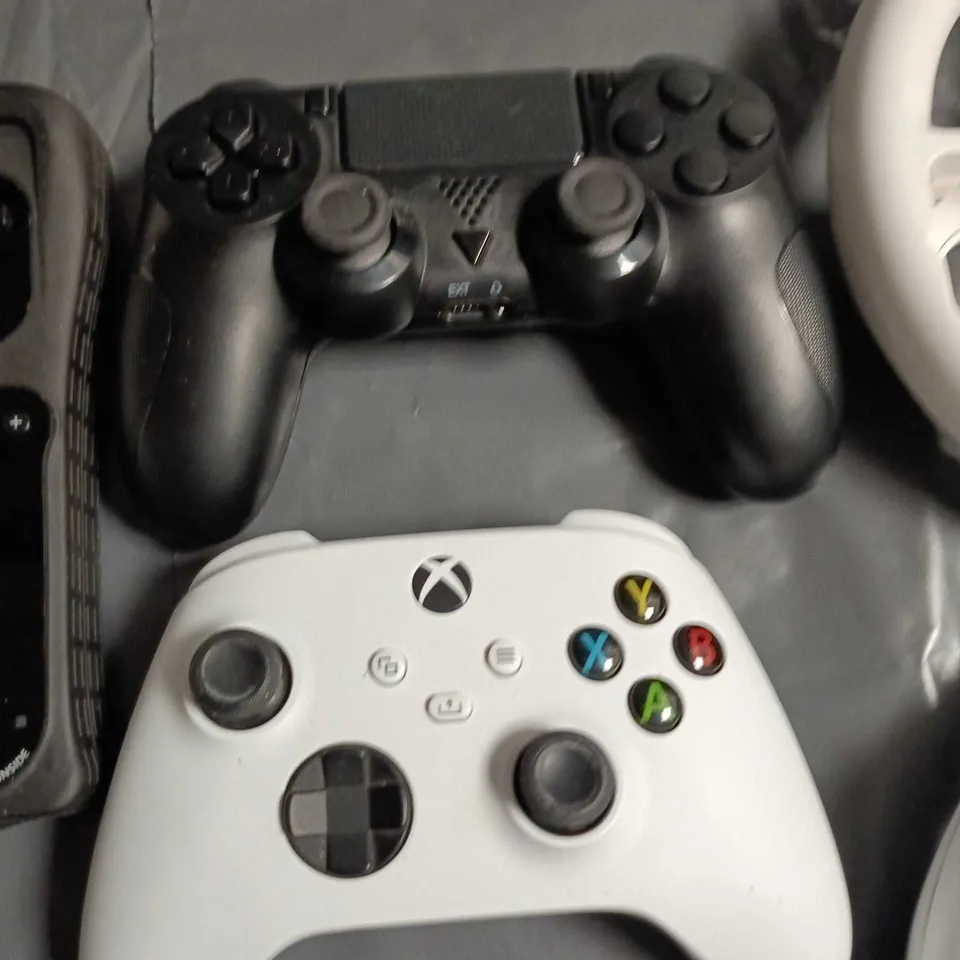 LOT OF 8 ASSORTED GAMING ITEMS TO INCLUDE JEMDO DUAL CHARGE STATION FOR PS5 CONTROLLER