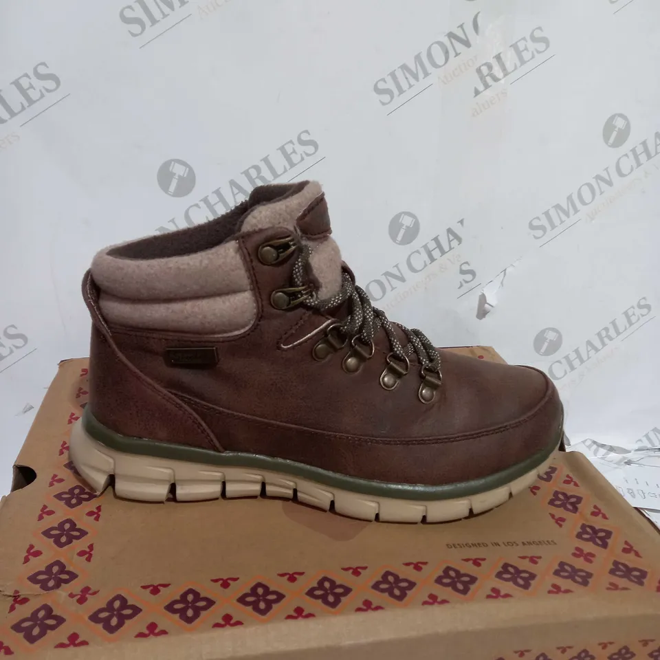 BOXED SKECHERS SYNERGY WARM TECH BOOTS, BROWN - SIZE 4