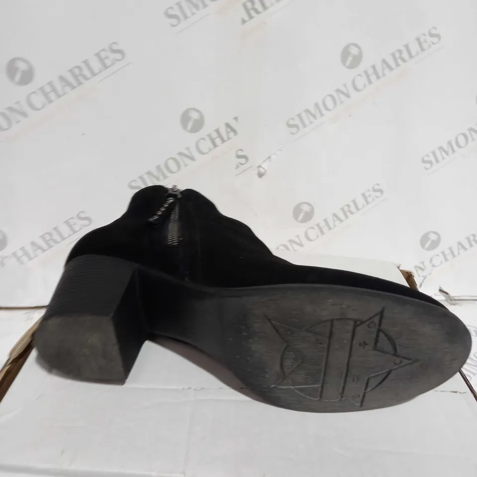 BOXED SKECHERS TAXI ZIP BOOTIES, BLACK - SIZE 7