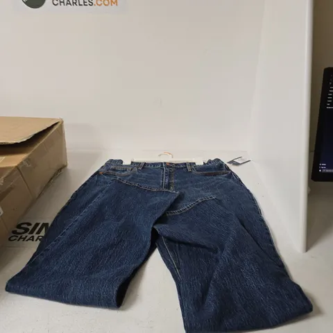 BOX OF APPROXIMATELY 12 UNIVERSAL THREAD MEDIUM WASH JEANS - SIZE 14