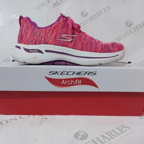 BOXED PAIR OR SKECHERS GO WALK GLEE TRAINERS IN PINK SIZE 4