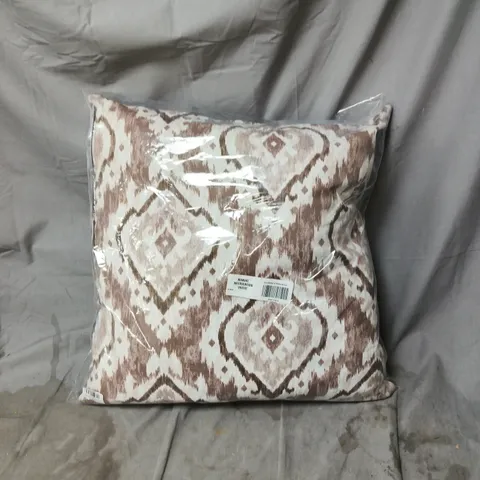 CAGE OF APPROXIMATELY 10 ASSORTED HOUSEHOLD ITEMS INCLUDING PATTERNED CUSHION , PLASTIC COAT HANGERS AND LITHIUM BLOWER