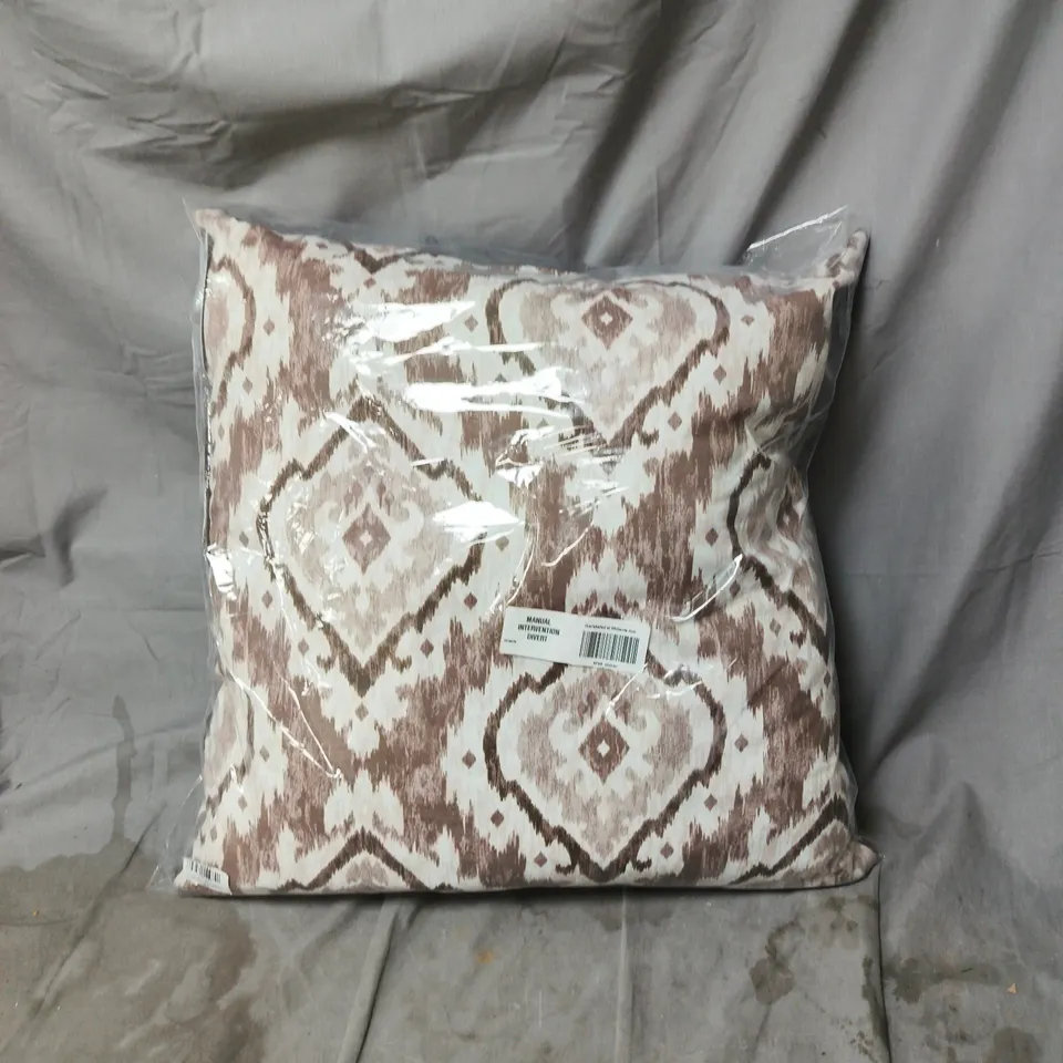 CAGE OF APPROXIMATELY 10 ASSORTED HOUSEHOLD ITEMS INCLUDING PATTERNED CUSHION , PLASTIC COAT HANGERS AND LITHIUM BLOWER 