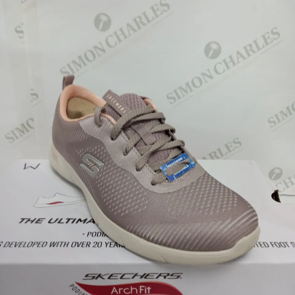 BOXED PAIR OF KSETCHERS PINK TRAINERS SIZE 5