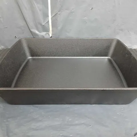 BOXED BREEINS RECTANGLE CAST IRON POT 