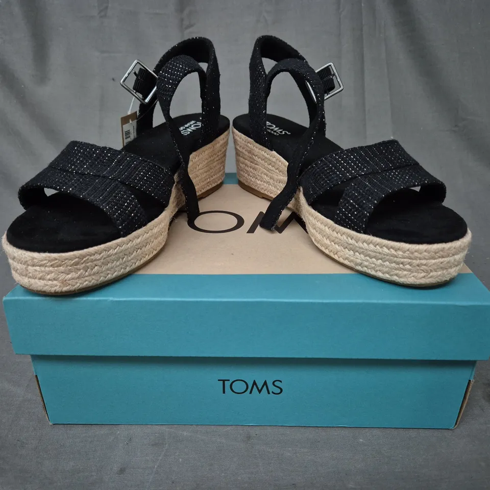 BOXED PAIR OF TOMS AUDREY OPEN TOE WEDGE SANDALS IN BLACK METALLIC LINEN STRIPE UK SIZE 6