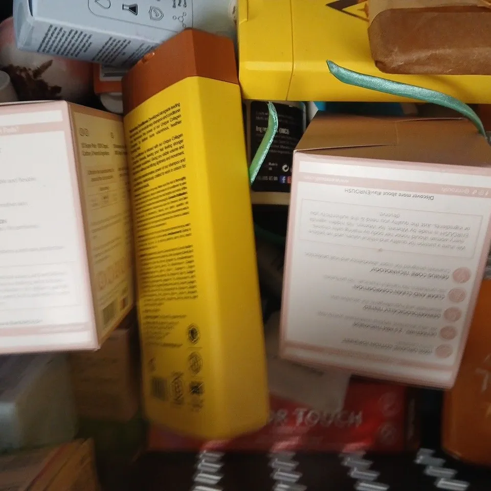 APPROXIMATELY 15 ASSORTED COSMETIC ITEMS INCLUDING VARIOUS MAKES AND BRANDS - COLLECTION ONLY