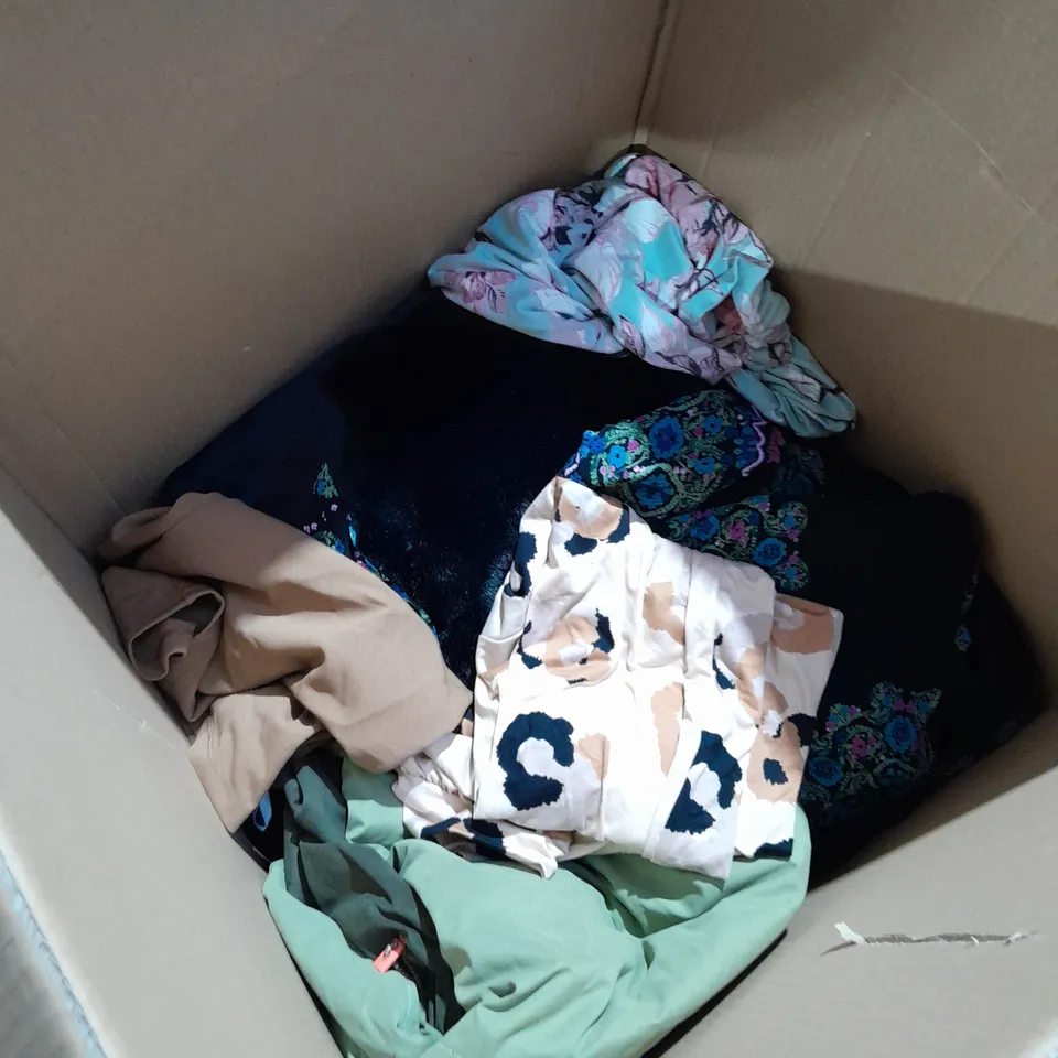 BOX OF APPROXIMATELY 10 CLOTHING ITEMS TO INCLUDE JACKETS, TOPS, PANTS ETC