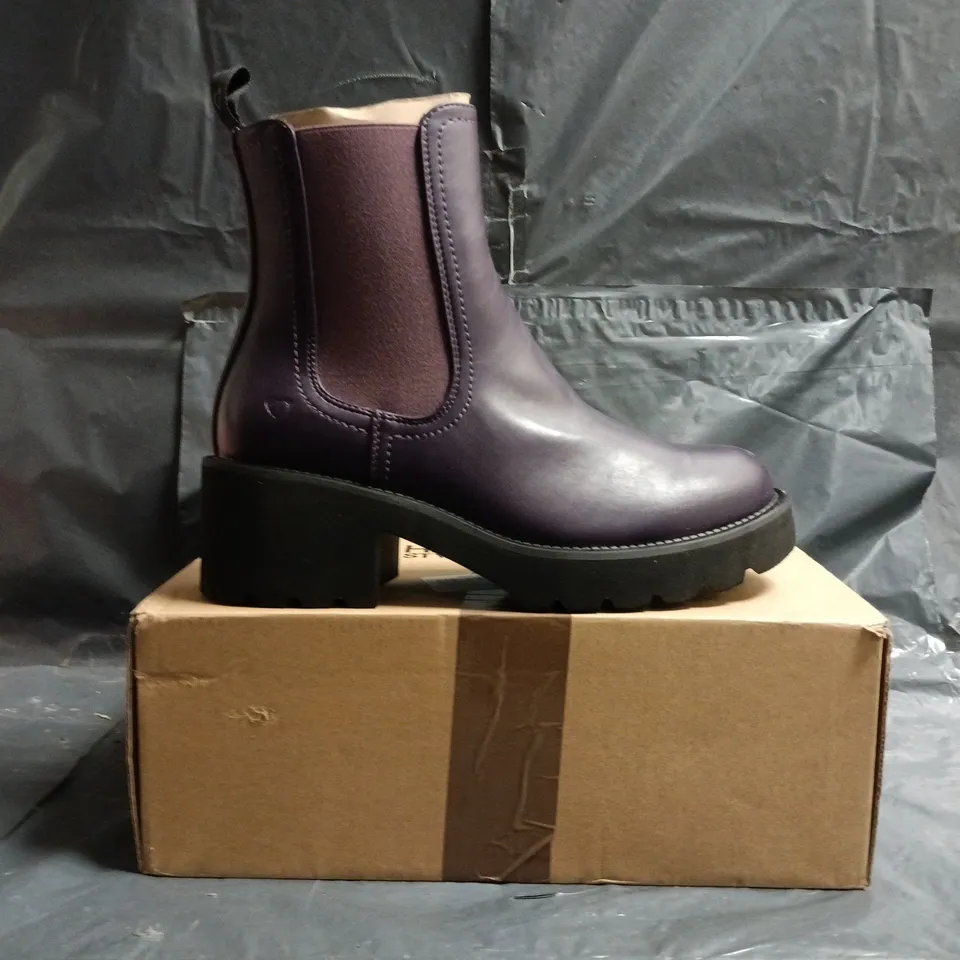 BOXED PAIR OF HEAVENLY FEET BOCK HEEL ANKLE BOOTS IN PURPLE SIZE UK 6