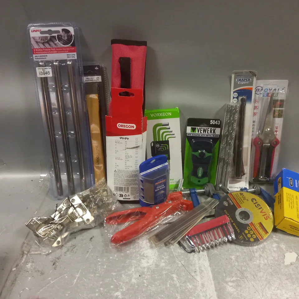 APPROXIMATELY 30 ASSORTED TOOLS TO INCLUDE, ALLEN KEY SET, BRAD NAILS, WORKTOP PROTECTOR RODS, DRILL BITS, SPLITTING CHISEL