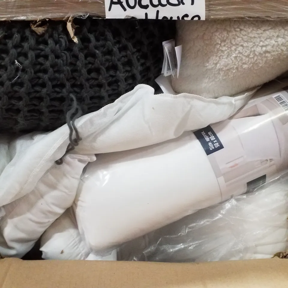 PALLET CONTAINING ASSORTED BEDDING INCLUDING PILLOWS & DUVET