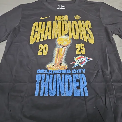 NIKE TEE - NBA CHAMPIONS 2025 - SIZE M