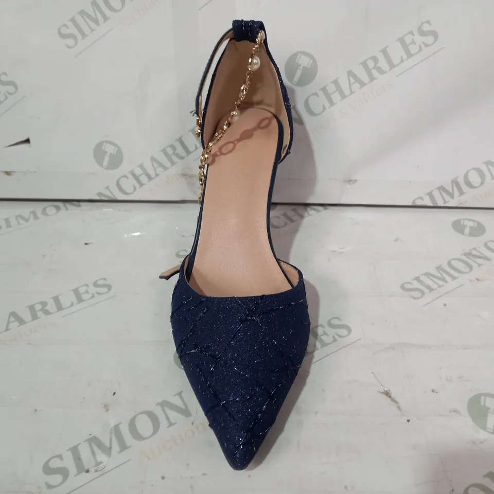 PAIR OF DESIGNER POINTED TOE HEELS IN NAVY W. GLITTER EFFECT EU SIZE 38