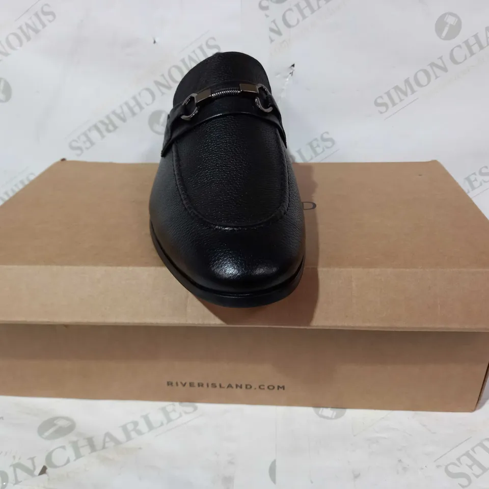 BOXED PAIR OF RIVER ISLAND TULLY SLIP ON LEATHER SHOES IN BLACK UK SIZE 9