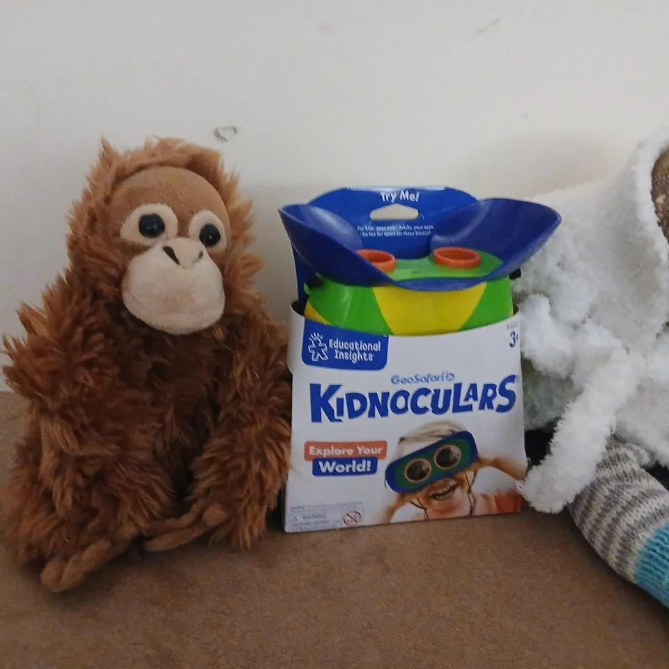 FOUR ASSORTED TOY PRODUCTS TO INCLUDE; 3 PLUSH TOYS AND EDUCATIONAL INSIGHTS KIDNOCULARS BOX