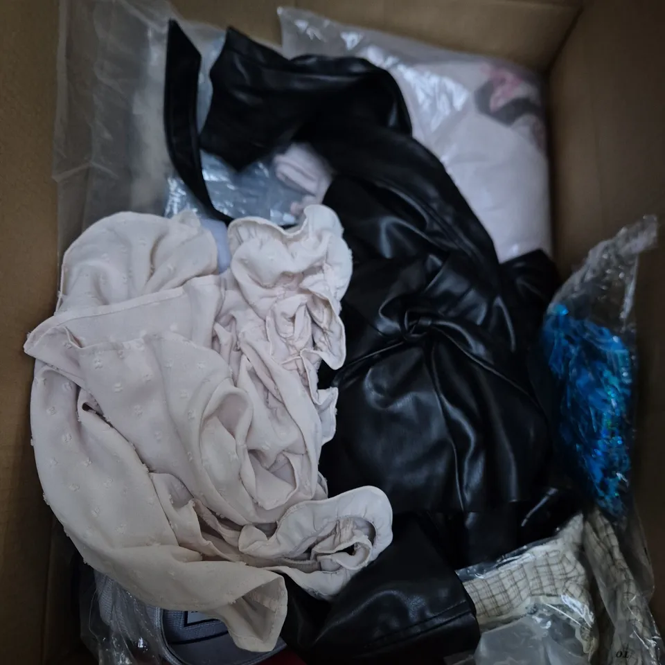 APPROXIMATELY 25 ASSORTED CLOTHING AND FASHION PRODUCTS IN VARIOUS STYLES AND SIZES - COLLECTION ONLY