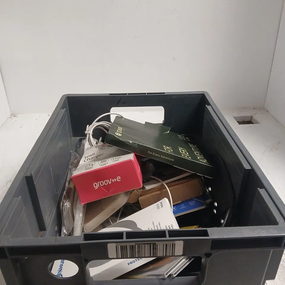 TOTE OF APPROXIMATELY 18 ASSORTED ITEMS TO INCLUDE WALL CHARGER, POWER SUPPLIES, CENHUFO PHONE CASE, DEXNOR PHONE CASE ETC