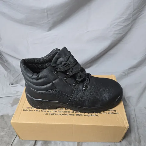 BLACK CHUKKA BOOT BOXED SIZE 9