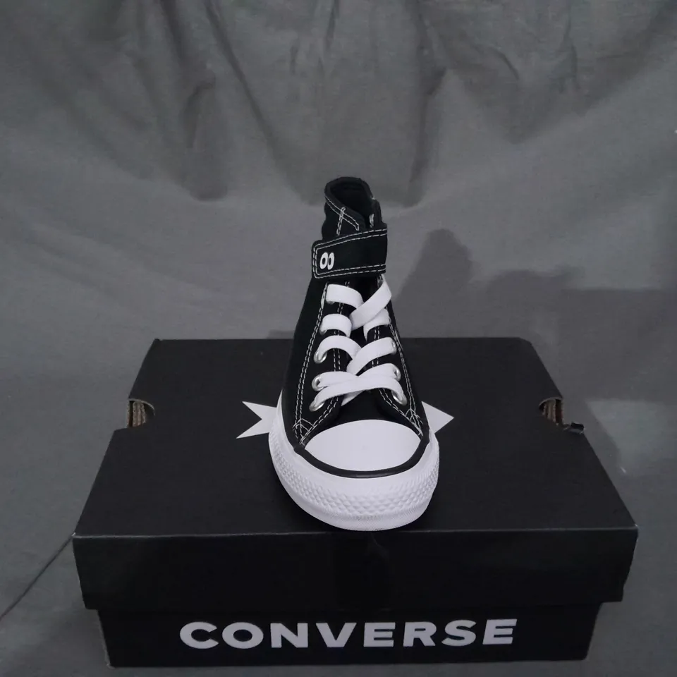 BOXED PAIR OF CONVERSE CHUCK TAYLOR ALL STAR SHOES - SIZE 10 - KIDS