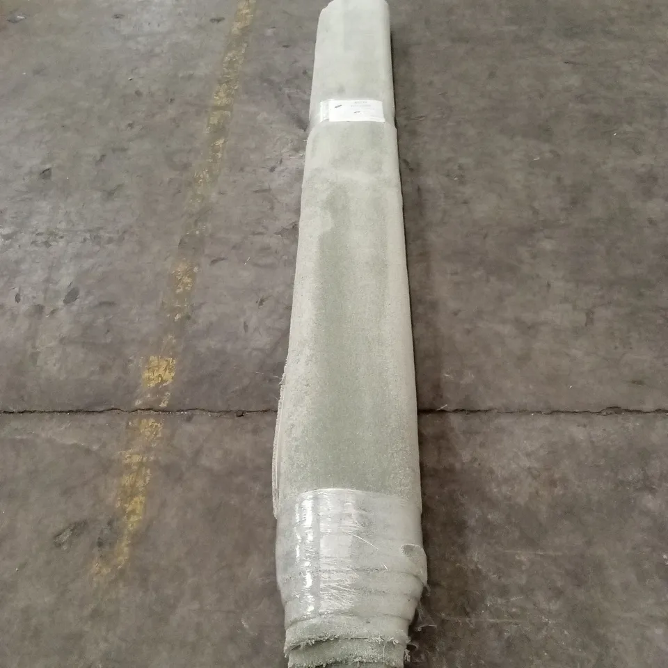ROLL OF QUALITY LYTHAM FROSTY GREEN CARPET // APPROX: 2.8 x 4m