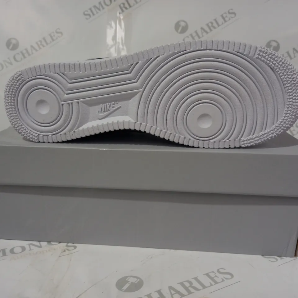 BOXED PAIR OF NIKE AIR FORCE 1 '07 SHOES IN WHITE/BLACK UK SIZE 9