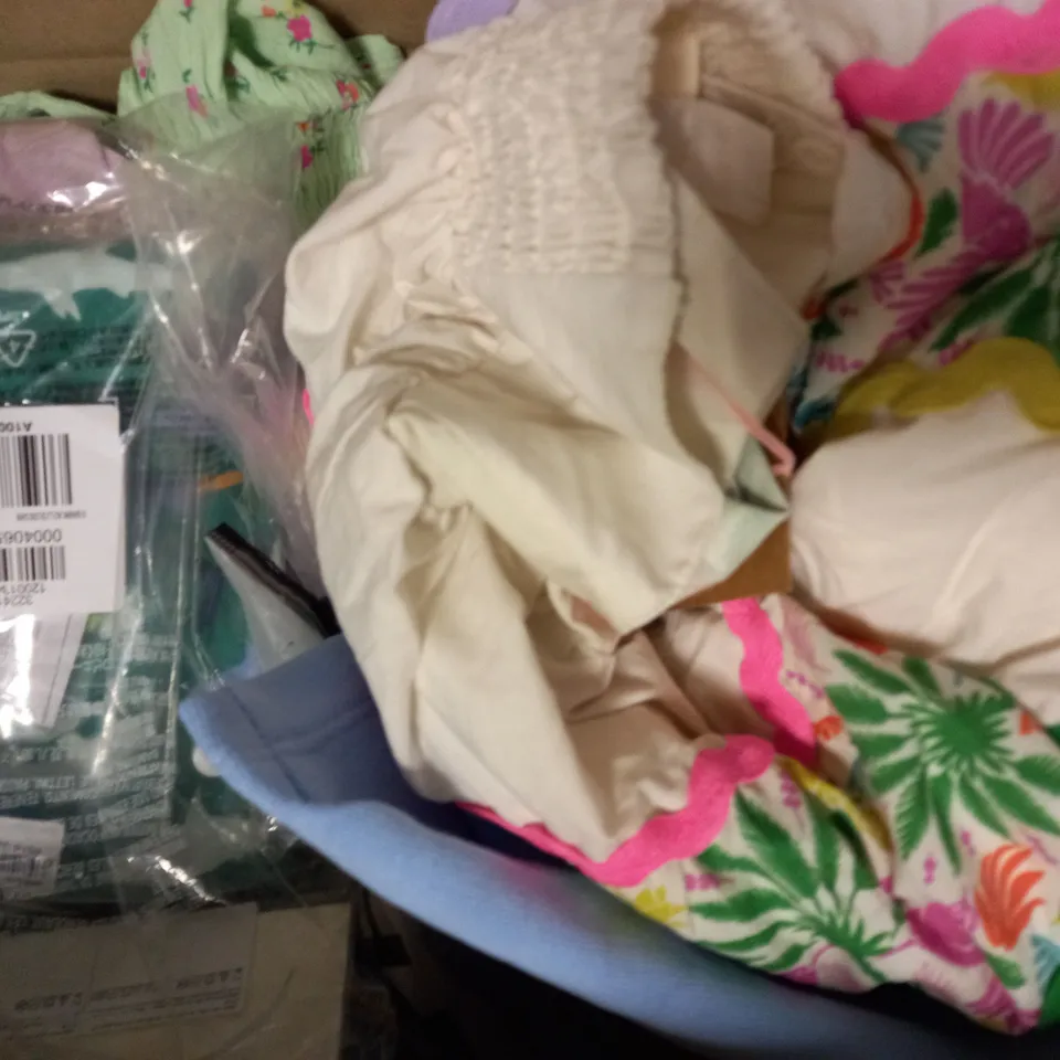 APPROXIMATELY 15 ASSORTED 0-5 YEARS CHILDRENS CLOTHING ITEMS TO INCLUDE - SHORTS - T-SHIRT - HEADBAND ETC