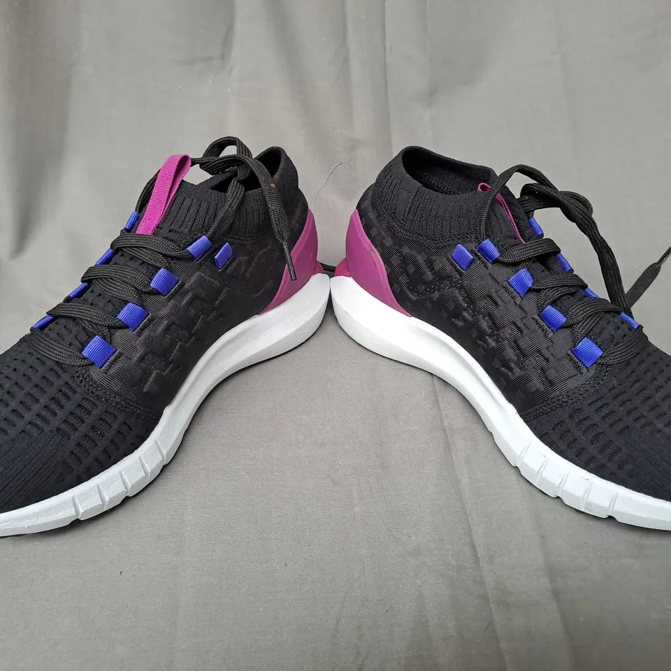 PAIR OF UNDER ARMOUR HOVR SHOES IN BLACK/PURPLE UK SIZE 6