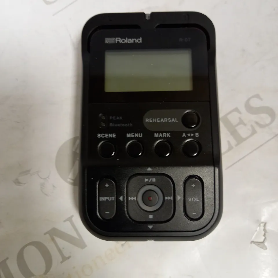 ROLAND R-07 HIGH-RESOLUTION PORTABLE AUDIO RECORDER