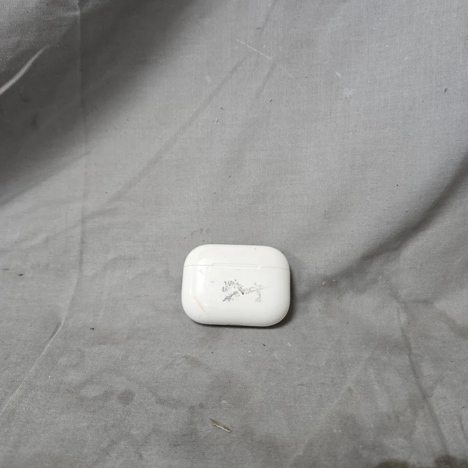 WIRELESS EARBUDS WITH CHARGING CASE – WHITE. MISSING ONE EARBUD