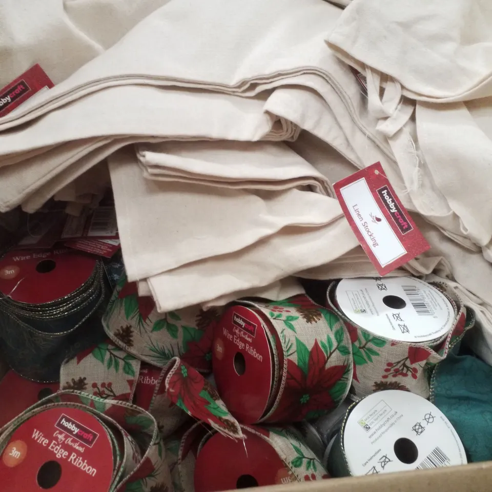 PALLET CONTAINING ASSORTED CHRISTMAS PRODUCTS & DECORATIONS INCLUDING ACTIVITY PLACEMENT SET, BAKING SET, DOOR BOWS, LINEN STOCKING & WIRE EDGE RIBBON