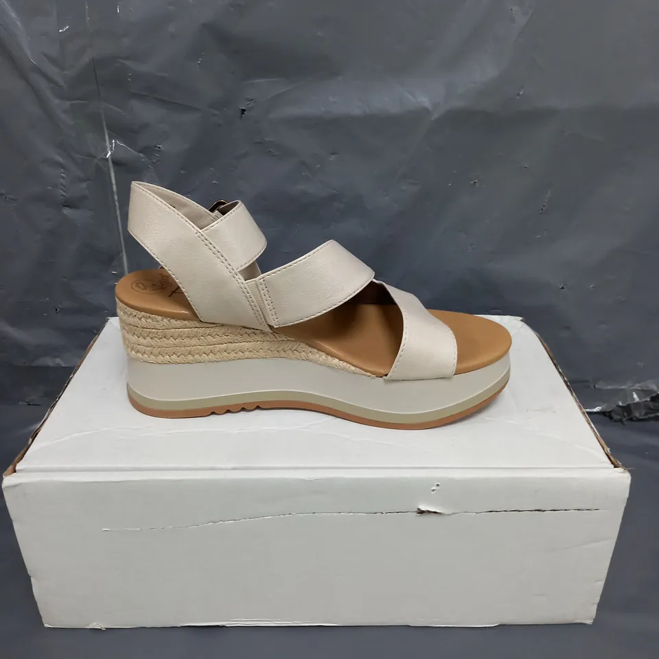BLOWFISH MALIBU WEDGE SANDALS CREAM SIZE 5