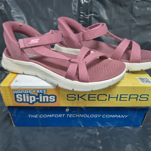 BOXED PAIR OF SKECHERS GO WALK SANDALS IN FUCHSIA SIZE 6