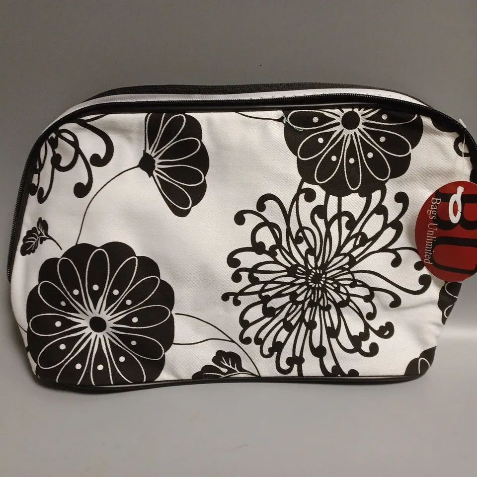 APPROXIMATELY 20 ASSORTED GAS UNLIMITED COSMETICS BAGS TO INCLUDE AKITA HOLDHALL, ST TROPEZ, DAISY DESIGNS 