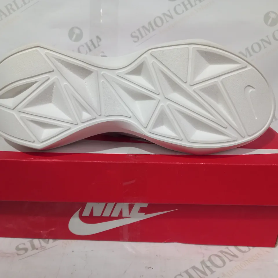 BOXED PAIR OF NIKE VISTA LITE SHOES IN WHITE/RED UK SIZE 5.5