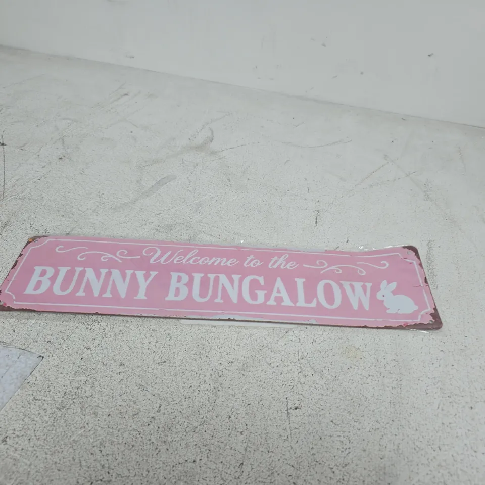 BOX OF APPROXIMATELY 10 ASSORTED HOUSEHOLD ITEMS INCLUDING NECK FAN AND NOVELTY SIGN