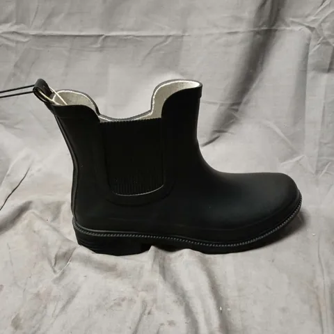 UNBOXED PAIR OF MOUNTAIN WAREHOUSE ANKLE WOMENS RUBBER WELLIES IN BLACK - UK 6