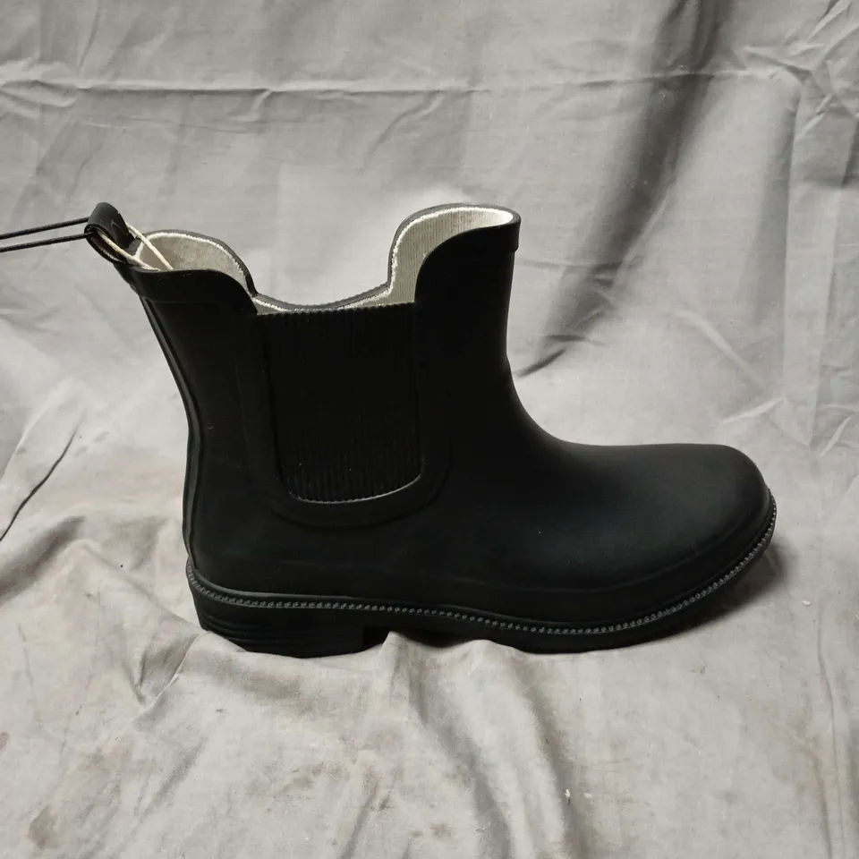 UNBOXED PAIR OF MOUNTAIN WAREHOUSE ANKLE WOMENS RUBBER WELLIES IN BLACK - UK 6