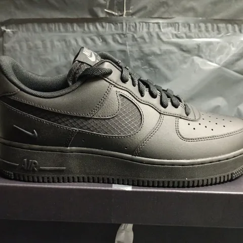 BOXED PAIR OF NIKE AIR FORCE 1 '07 LV8 BLACK/ANTHRACITE TRAINERS – UK 8.5