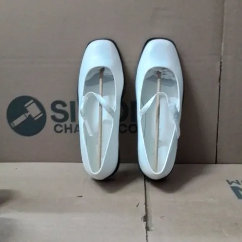 BOXED BRAND NEW APPROXIMATELY 9 SIMPLY BE BROOK EX WIDE SHOES SIZE 7 ECRU