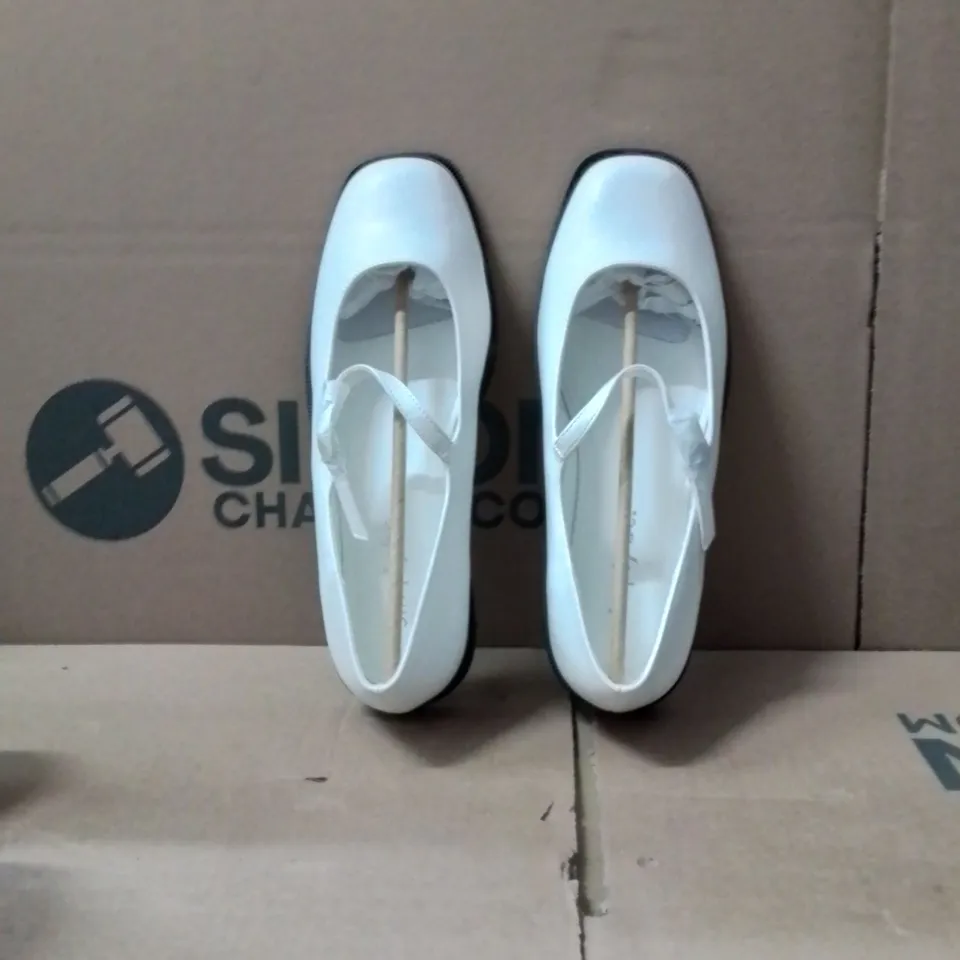 BOXED BRAND NEW APPROXIMATELY 9 SIMPLY BE BROOK EX WIDE SHOES SIZE 7 ECRU