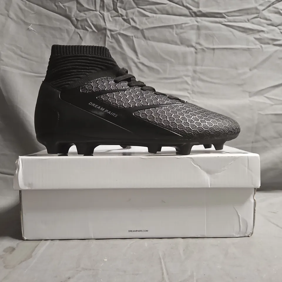 BOXED PAIR OF DREAM PAIRS FOOTBALL BOOTS IN BLACK SIZE UK 8