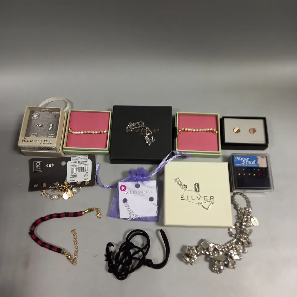 APPROXIMATELY 30 ASSORTED JEWELLERY PRODUCTS TO INCLUDE NECKLACES, EARRINGS, WATCHES ETC 