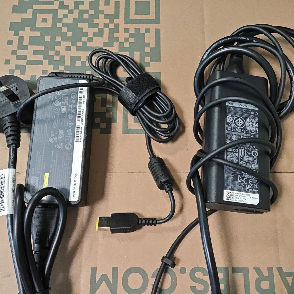 LOT OF ASSORTED TECH ITEMS TO INCLUDE LAPTOP CHARGERS, SLEEVES, USB-C CABLES AND NINTENDO SWITCH DOCKS