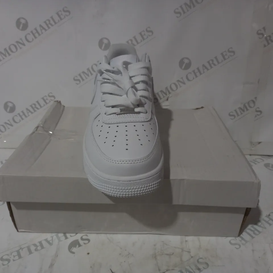 BOXED PAIR OF NIKE AIR FORCE 1 '07 SHOES IN WHITE UK SIZE 8