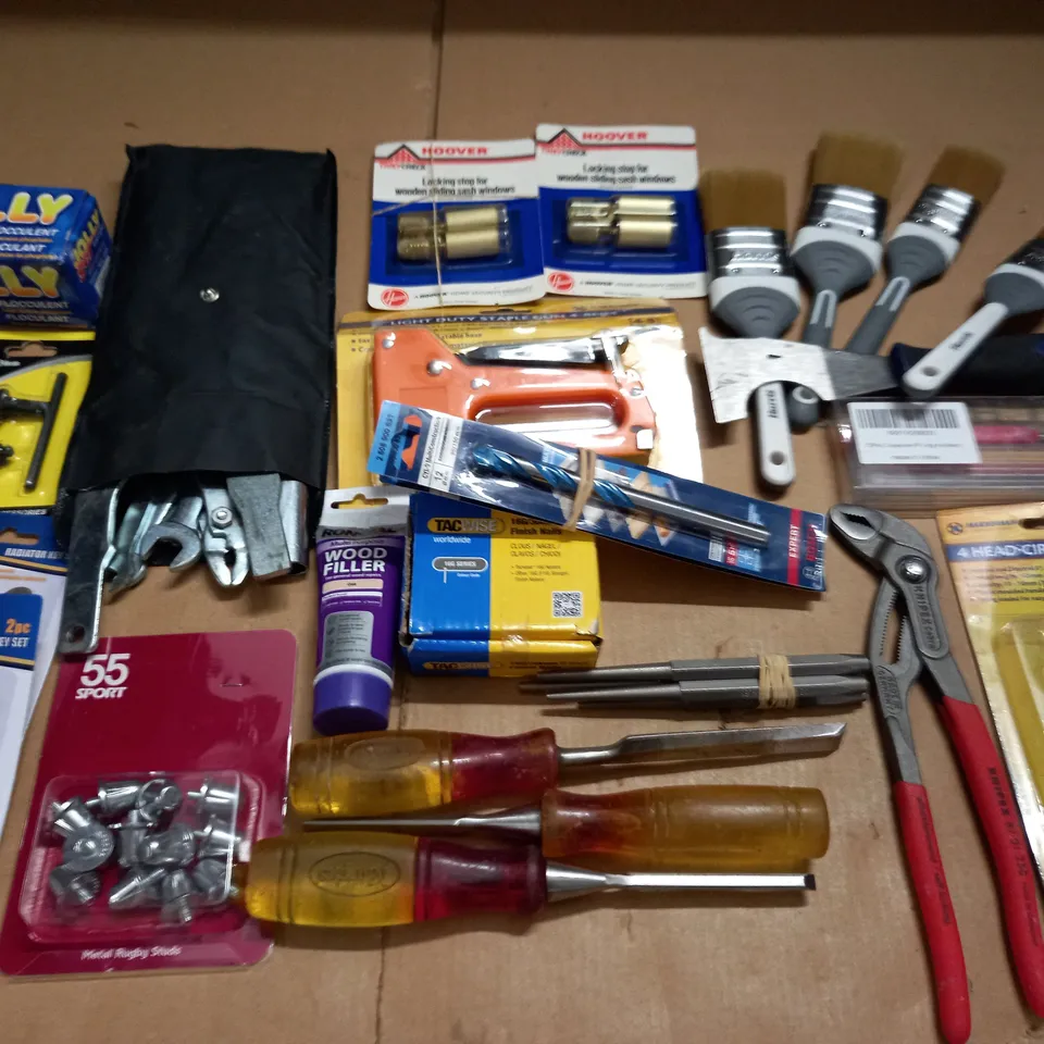 LOT OF ASSORTED DIY AND TOOL ITEMS TO INCLUDE STAPLE GUN, BOSCH DRILL BITS, CIRLIP PLIERS AND HARRIS PAINT BRUSHES