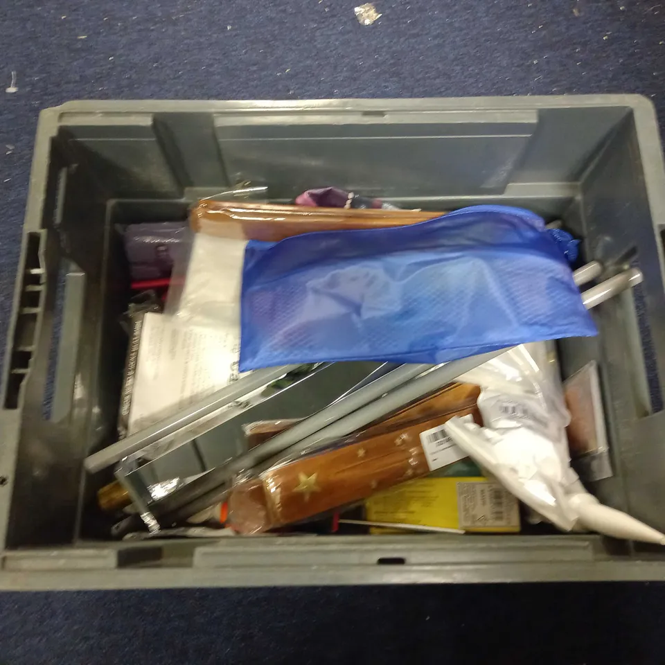 LOT OF ASSORTED HOUSEHOLD GOODS TO INCLUDE WP100, PEARL SCOURERS, RAT TRAPS ETC.