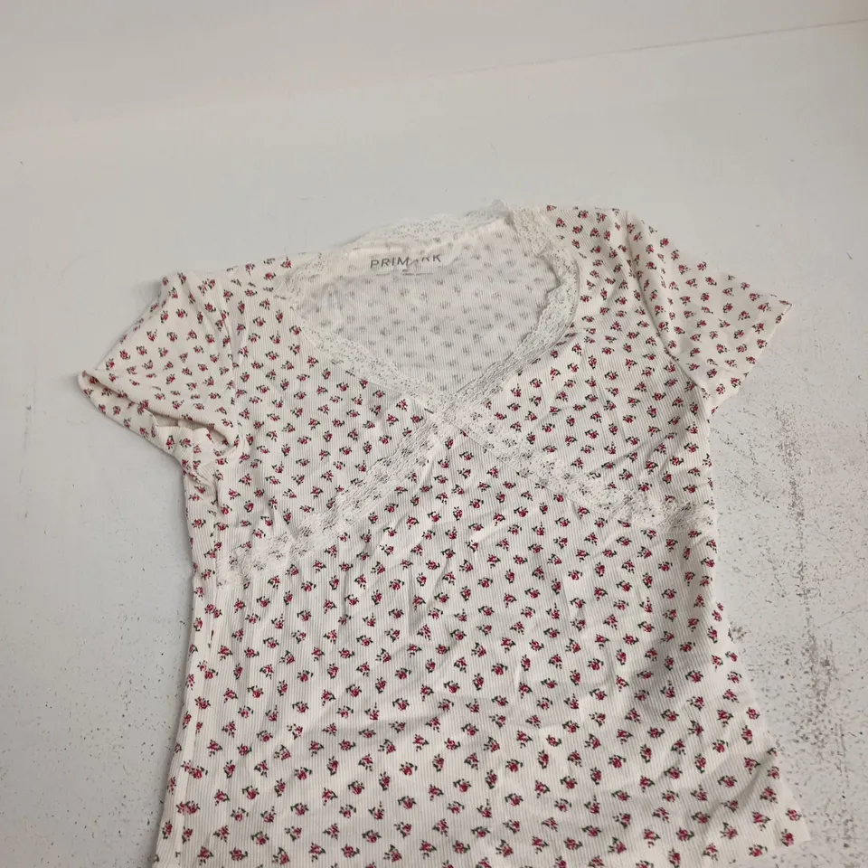 BOX OF APPROXIMATELY 20 ASSORTED CLOTHING ITEMS TO INCLUDE: PRIMARK TOP WITH FRILLS